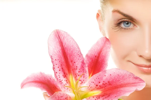 Mooie jonge vrouw met roze lily close-up portret. geïsoleerd — Stockfoto