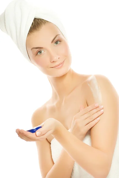 Joven dama encantadora aplicando crema hidratante a su piel después de la ducha — Foto de Stock