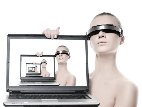 Mulher cibernética bonita com um computador portátil. Isolado em branco — Fotografia de Stock