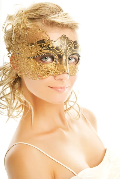 Mulher loira bonita em uma máscara de carnaval dourado — Fotografia de Stock