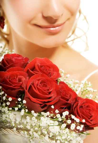Роскошный свадебный букет и фрагмент лица счастливой невесты — стоковое фото