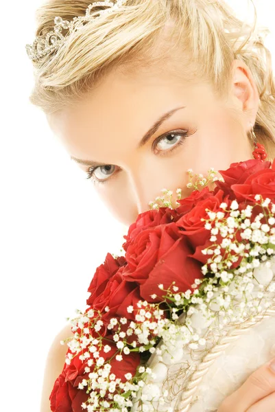 Όμορφη νύφη που κρύβεται πίσω από τα πολυτελή ανθοδέσμη με τριαντάφυλλα — Φωτογραφία Αρχείου
