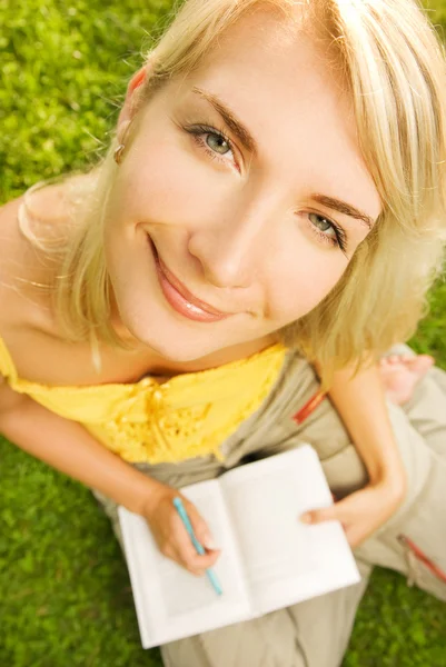 Funny Wide Angle Portrait Young Woman Reading Book Outdoors — 스톡 사진