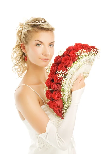 Όμορφη νεαρή νύφη με πολυτελή ανθοδέσμη των κόκκινων τριαντάφυλλων. απομονωμένη — Φωτογραφία Αρχείου