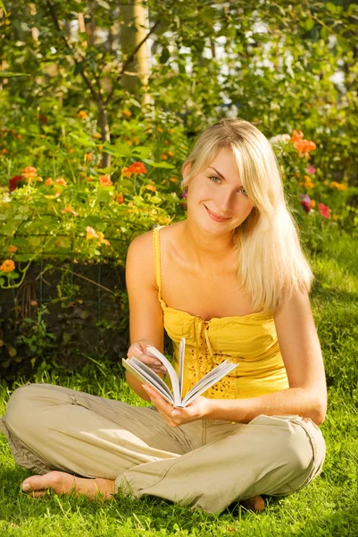 Joyeux Livre Lecture Jeune Femme Dans Parc — Photo