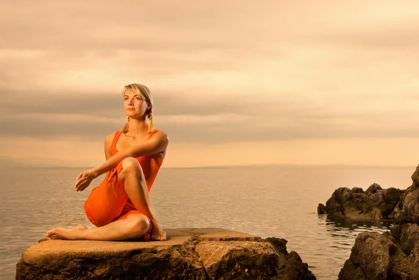 Schöne Junge Frau Macht Yoga Übungen Freien — Stockfoto