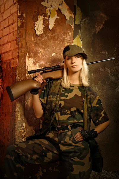 Piękna Kobieta Żołnierz Karabinu Snajperskiego — Zdjęcie stockowe