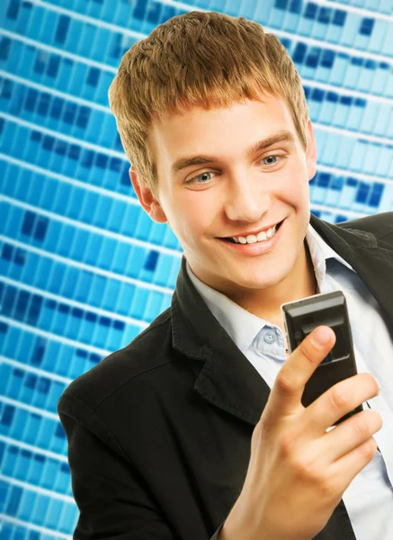 Szczęśliwy młody przystojny mężczyzna rozmawia przez telefon — Zdjęcie stockowe