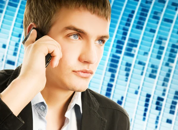 Fiatal jóképű férfi beszél a telefonban. — Stock Fotó