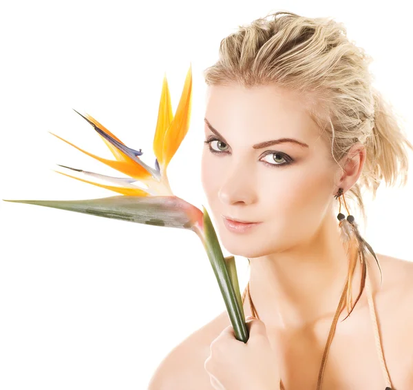 エキゾチックな花を持つ美しい女性 — ストック写真