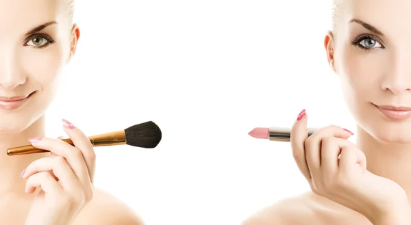 Två Vackra Tvillingar Hålla Make Borste Och Lipstik Isolerad Vit — Stockfoto