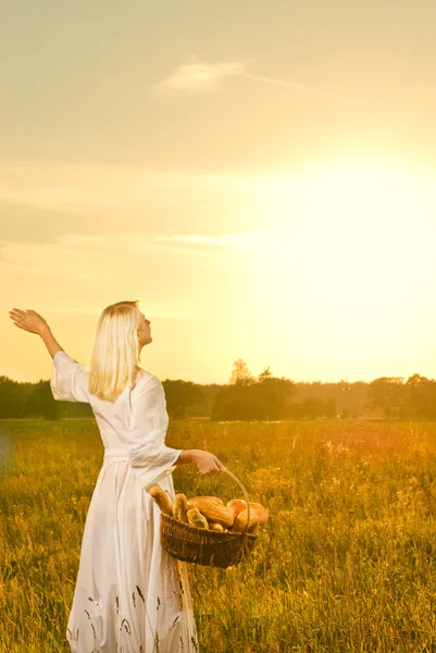 Tam Gün Batımında Taze Pişmiş Ekmek Sepeti Kadınla — Stok fotoğraf