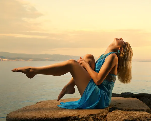 Sexy jonge vrouw fladderende haar blonde haren in de buurt van de Oceaan — Stockfoto