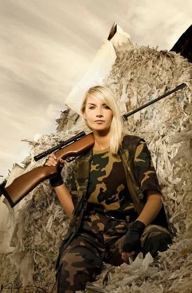 Mulher Bonita Soldado Com Rifle Sniper — Fotografia de Stock