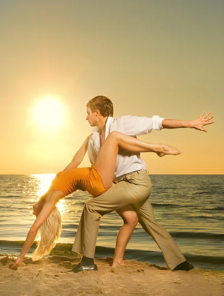 Casal Jovem Dançando Perto Oceano Pôr Sol — Fotografia de Stock