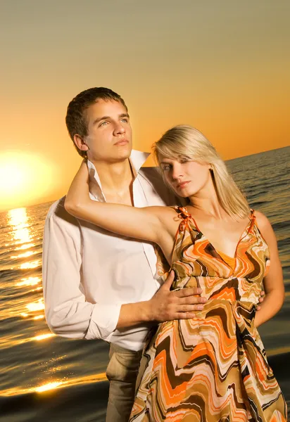Молодая Пара Влюблена Океан Закате — стоковое фото