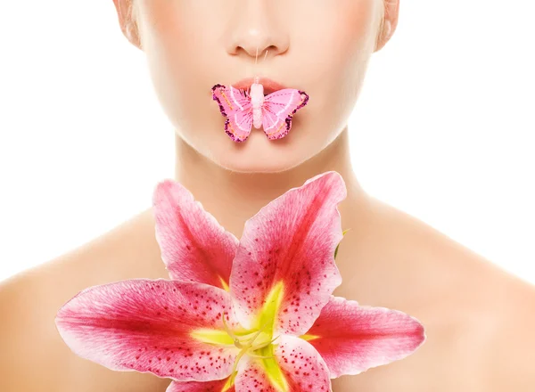 Fluture stând pe buzele unei femei frumoase. Izolat pe wh — Fotografie, imagine de stoc