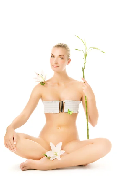 Ontspannen Jonge Vrouw Met Witte Lelie Bamboe Plant Geïsoleerd Witte — Stockfoto