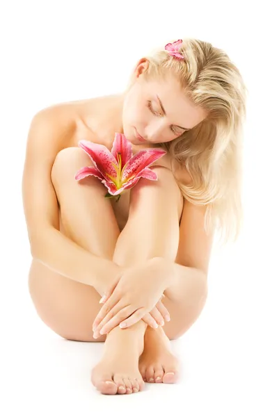 Όμορφη νεαρή γυναίκα με ροζ κρίνος λουλούδι. απομονώνονται σε λευκό β — Φωτογραφία Αρχείου