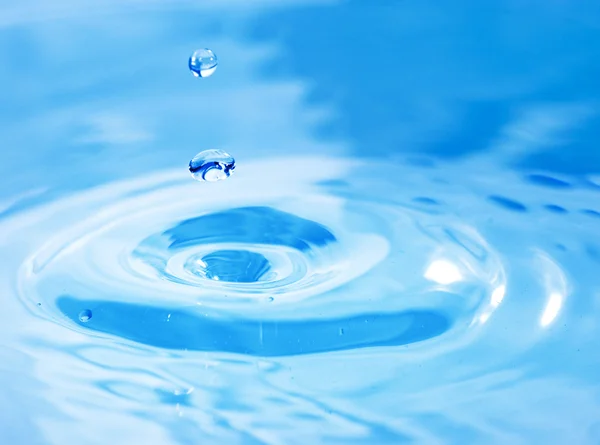 Gotas Caindo Água Azul — Fotografia de Stock