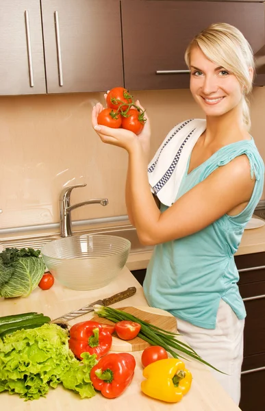 Όμορφη νεαρή γυναίκα που κάνει χορτοφάγους σαλάτα λαχανικών — Φωτογραφία Αρχείου