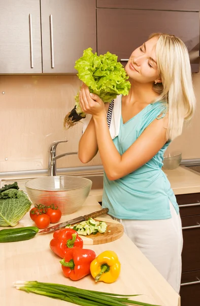 Mulher Bonita Fazendo Salada Vegetariana Vegetal — Fotografia de Stock