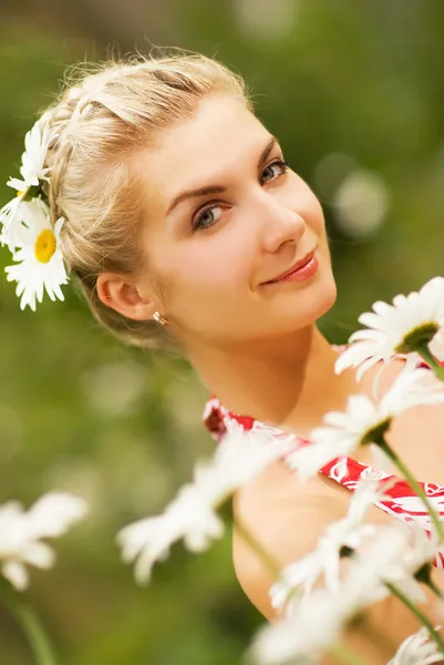 Hübsches Mädchen Einem Kamillenfeld — Stockfoto