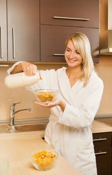 Vacker ung kvinna som förbereder frukost på morgonen — Stockfoto