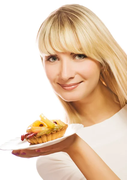 Beyaz backgrou izole meyve pasta ile güzel bir genç kadın — Stok fotoğraf