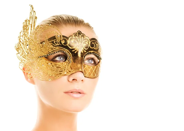 彼女の顔にカーニバル マスクを持つ素敵な若い女性 — ストック写真