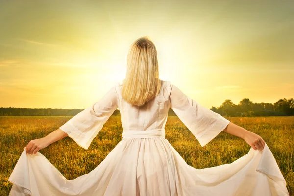 Красива Жінка Полі Заході Сонця — стокове фото