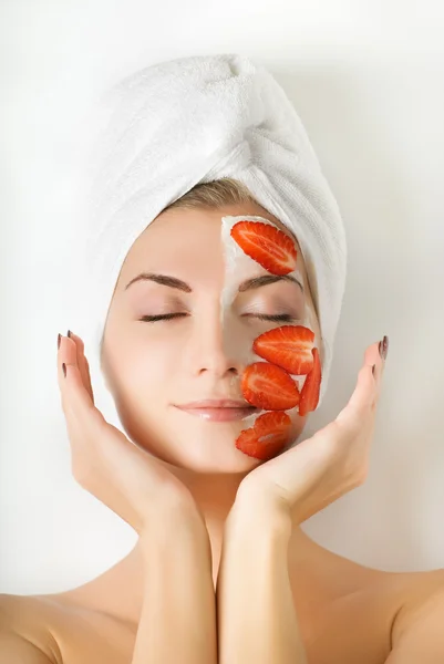 Hermosa mujer con máscara de fruta en su cara — Foto de Stock