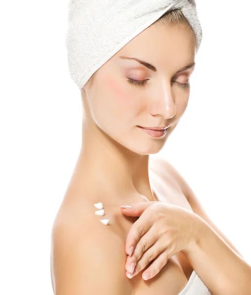年轻可爱的女士 淋浴后应用到她的皮肤的保湿剂 — 图库照片