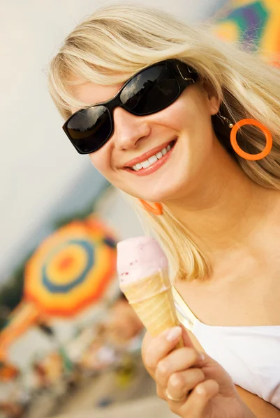 Mulher bonita comendo sorvete na praia — Fotografia de Stock