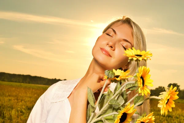 Mladá Krásná Žena Kytice Slunečnic Poli Při Západu Slunce — Stock fotografie
