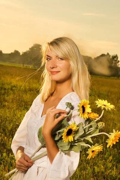 Ayçiçeği Günbatımında Thr Alanındaki Bir Buket Genç Güzel Kadın — Stok fotoğraf