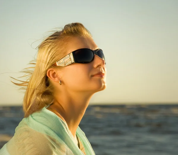 Mooie Jonge Vrouw Ontspannen Buurt Van Oceaan — Stockfoto