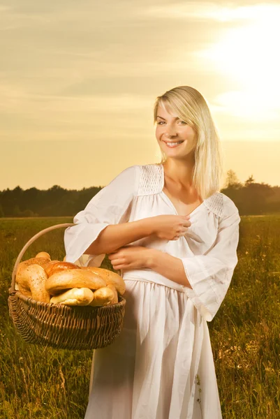 Όμορφη Νεαρή Γυναίκα Ένα Καλάθι Γεμάτο Του Φρέσκο Ζυμωτό Ψωμί — Φωτογραφία Αρχείου