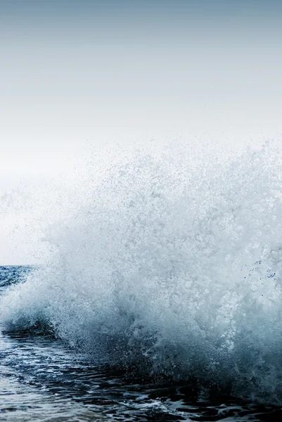 大きな海の波が海岸を壊す — ストック写真