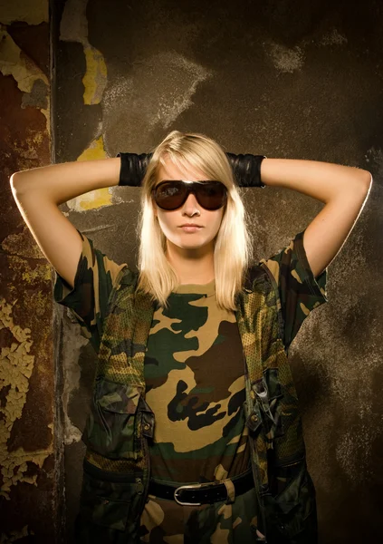 Säker ser kvinnlig soldat — Stockfoto