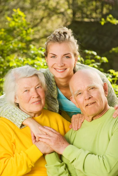 屋外の孫娘と祖父母 — ストック写真