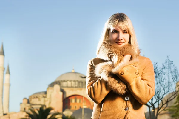 Όμορφη ξανθιά κοπέλα σε παλτό δέρμα αρνιού (Τουρκία, Κωνσταντινούπολη) — Φωτογραφία Αρχείου
