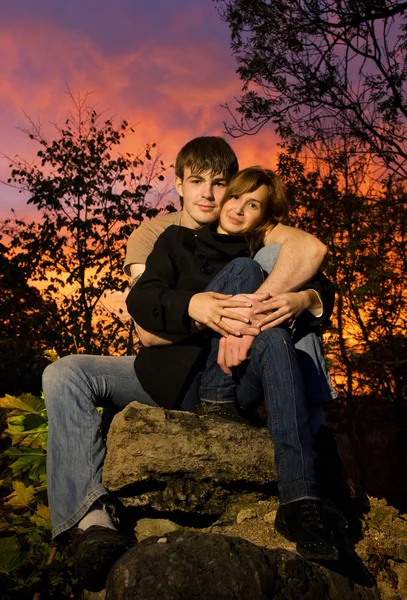 Νεαρό ζευγάρι στην αγάπη ηλιοβασίλεμα στιγμή — Φωτογραφία Αρχείου