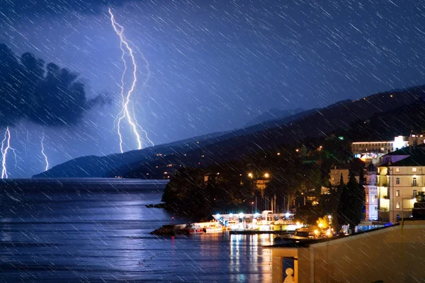 嵐の夜の海の近くの小さな都市 現実的な雨の効果と — ストック写真