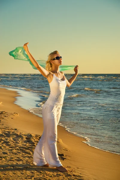 Hermosa joven mujer relajándose cerca del océano —  Fotos de Stock