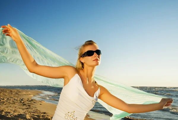 Bela Jovem Mulher Relaxante Perto Oceano — Fotografia de Stock