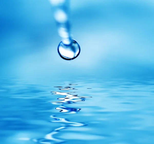 Drop falling in water — Stock Photo, Image