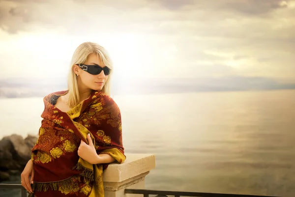 Krásná mladá žena poblíž moře při západu slunce — Stock fotografie