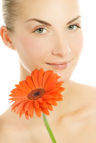 Vacker ung kvinna med gerber blomma isolerad på vita backg — Stockfoto