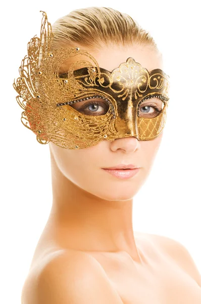 Krásná mladá žena s karnevalovou masku na tváři — Stock fotografie